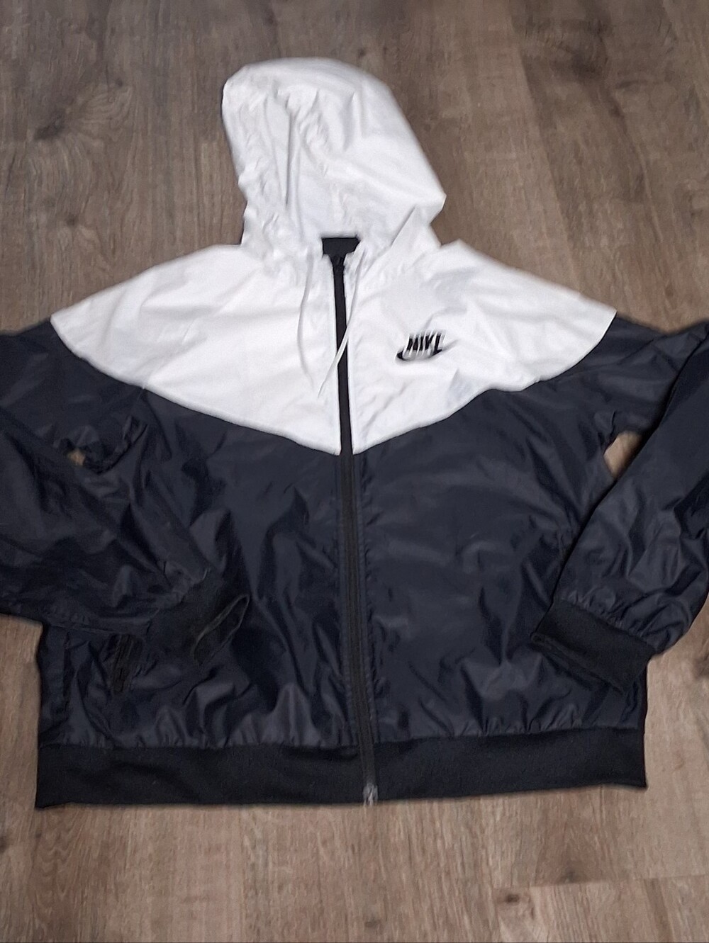 Nike Sportswear Women's Windrunner Hooded Jacket Black & White Colorblock M